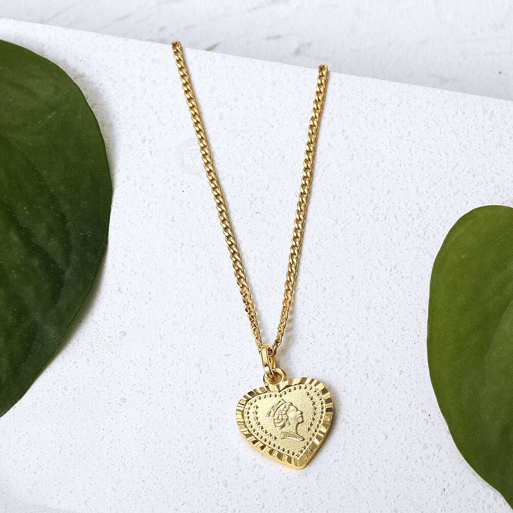 Gold Color Heart-Shaped Pendant Necklace for Women Girls Elizabeth Queen Charm Pendant Curb Chain Necklace Gifts 2mm DGP429